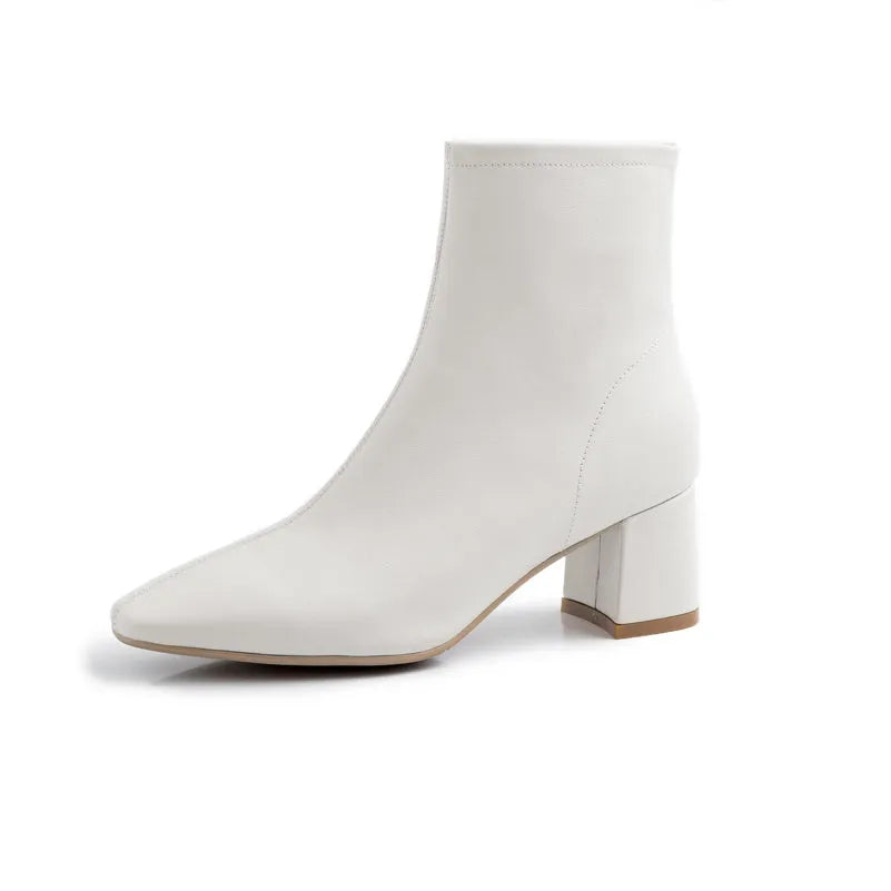 Weiße Damenstiefelette mit Blockabsatz, elegantem Design und glattem Finish. Perfekt für modische Outfits und vielseitige Anlässe.