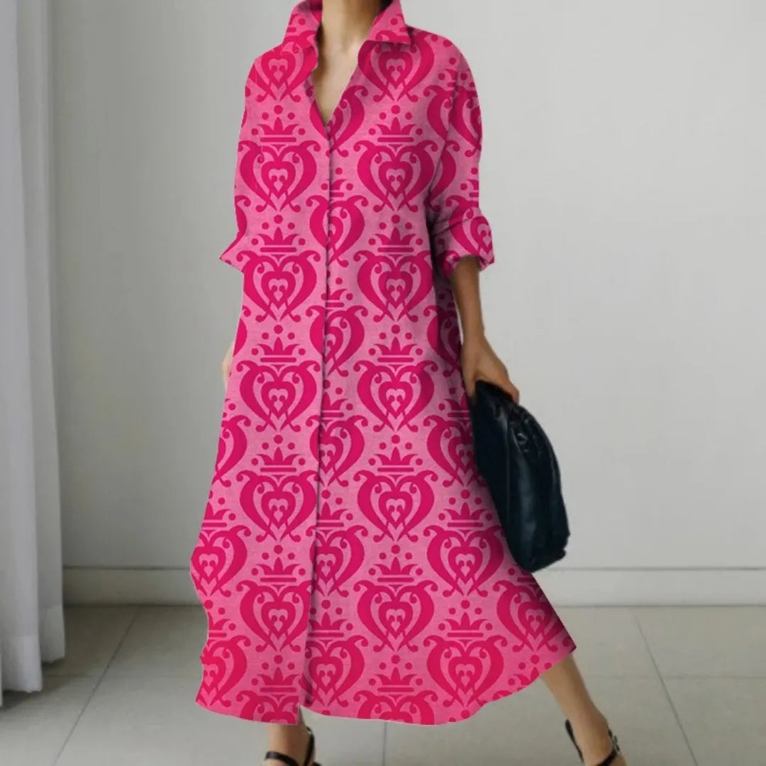 Damenkleid mit pinkem, barockem Muster, knielang, mit Kragen und langen Ärmeln. Perfekt für elegante Anlässe. Modetrend 2023.