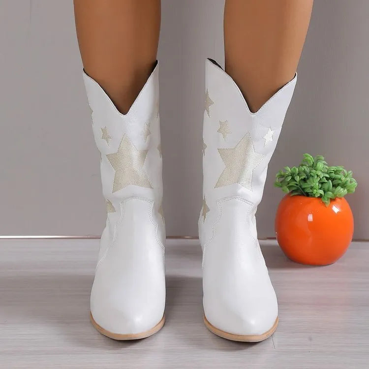 Weiße Cowboystiefel mit Sternenmuster, Damenmode, trendige Westernstiefel, stilvolle Schuhe, ideal für modische Outfits und Festivals.