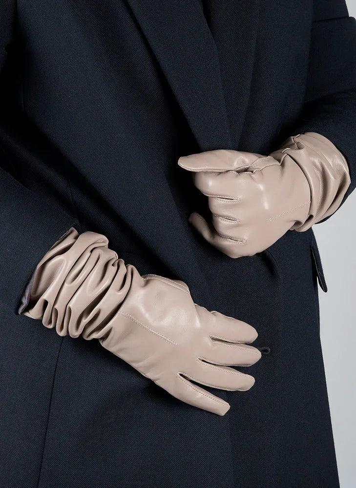 Elegante Damenhandschuhe aus taupefarbenem Leder, perfekt für Herbstmode. Hochwertige Verarbeitung, stilvoll und warm. Ideal für modische Outfits.