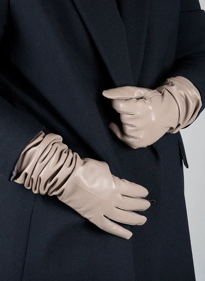 Elegante Damenhandschuhe aus taupefarbenem Leder, perfekt für Herbstmode. Hochwertige Verarbeitung, stilvoll und warm. Ideal für modische Outfits.