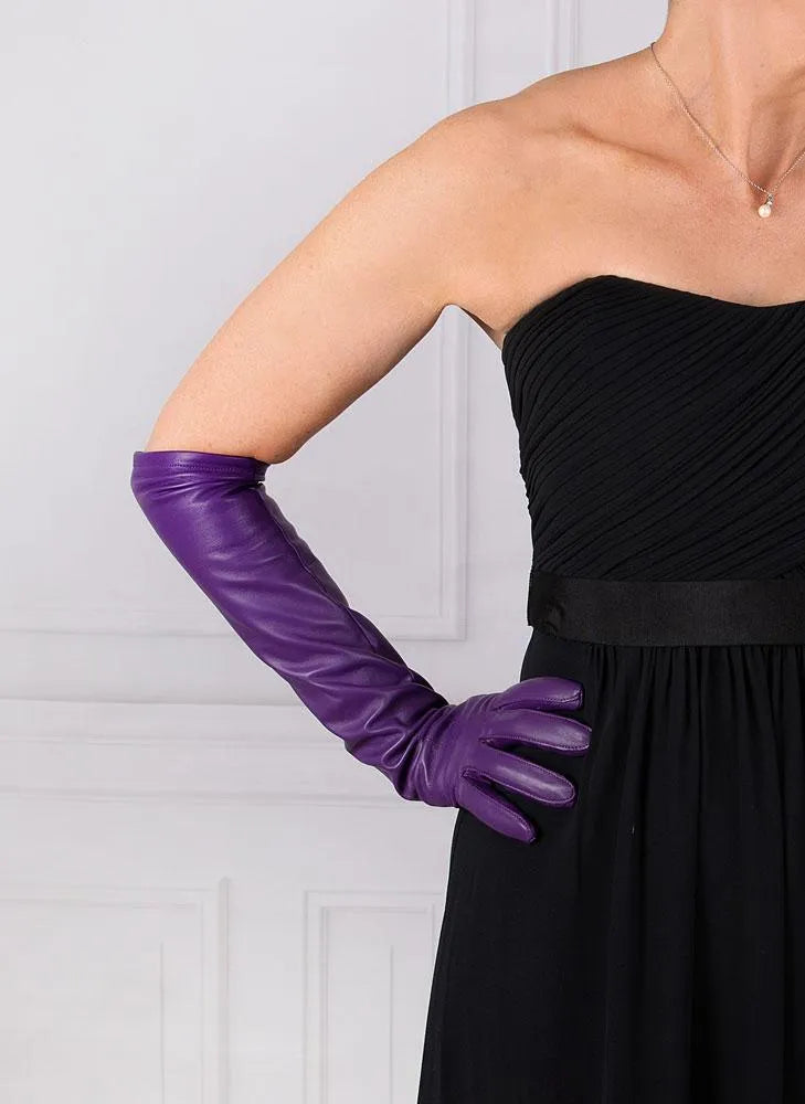 Lange lila Lederhandschuhe, elegant und stilvoll, kombiniert mit schwarzem Abendkleid. Perfekt für formelle Anlässe und modische Akzente.