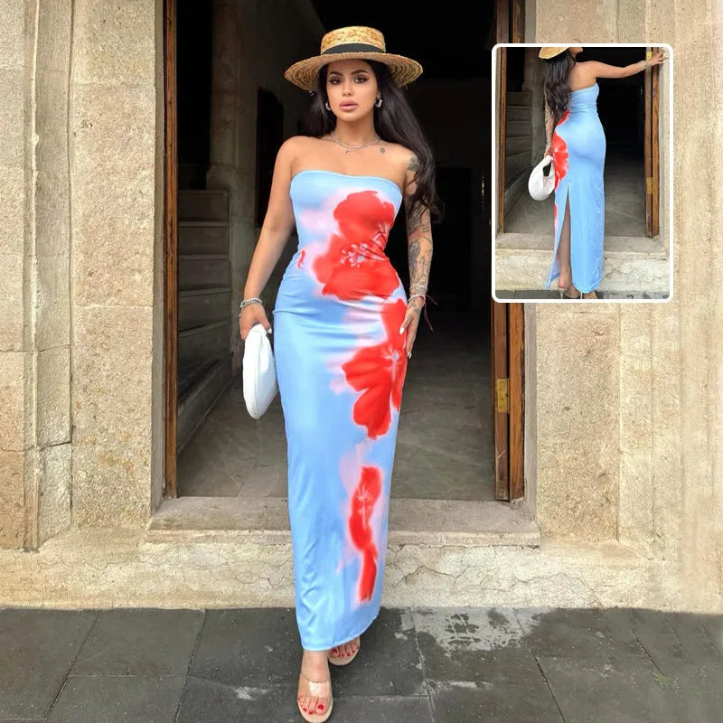 Elegantes, schulterfreies Maxikleid in Blau mit roten Blumenmustern, ideal für Sommermode. Perfekt für stilvolle Anlässe und trendige Outfits.