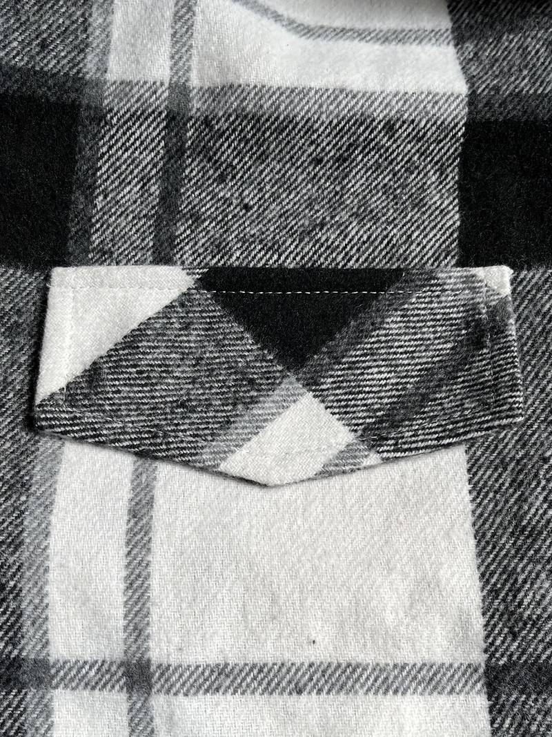 Schwarz-weiß kariertes Flanellhemd mit Brusttasche. Klassisches Design, weicher Stoff, ideal für Herbstmode und lässige Outfits.