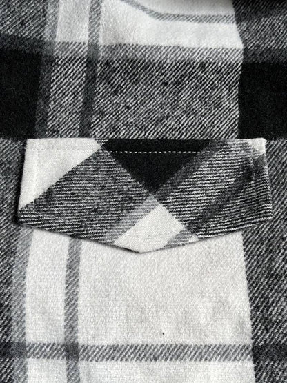 Schwarz-weiß kariertes Flanellhemd mit Brusttasche. Klassisches Design, weicher Stoff, ideal für Herbstmode und lässige Outfits.