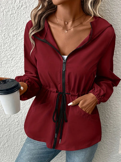 Damenjacke mit Kapuze in Weinrot, Reißverschluss, Kordelzug, Taschen. Perfekt für Herbstmode. Trendige Freizeitkleidung für Frauen.