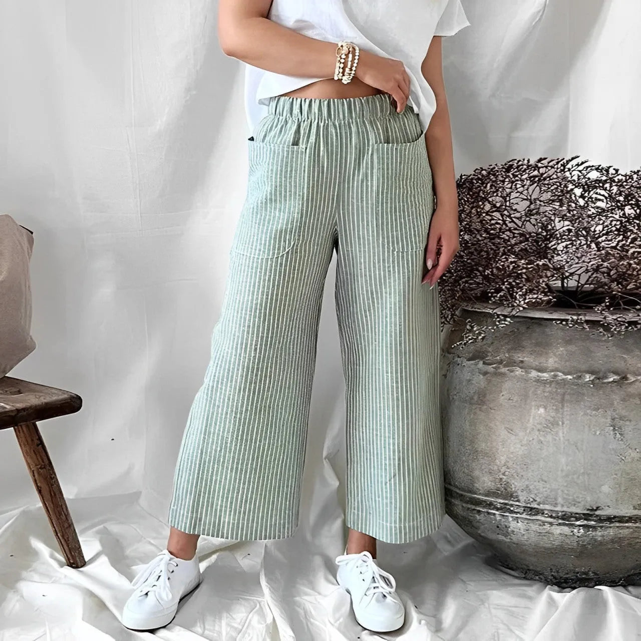 Damenhose mit weitem Bein, gestreift, in Pastellgrün. Perfekt für Sommermode, lässiger Look, bequem und stilvoll. Ideal für Freizeitoutfits.