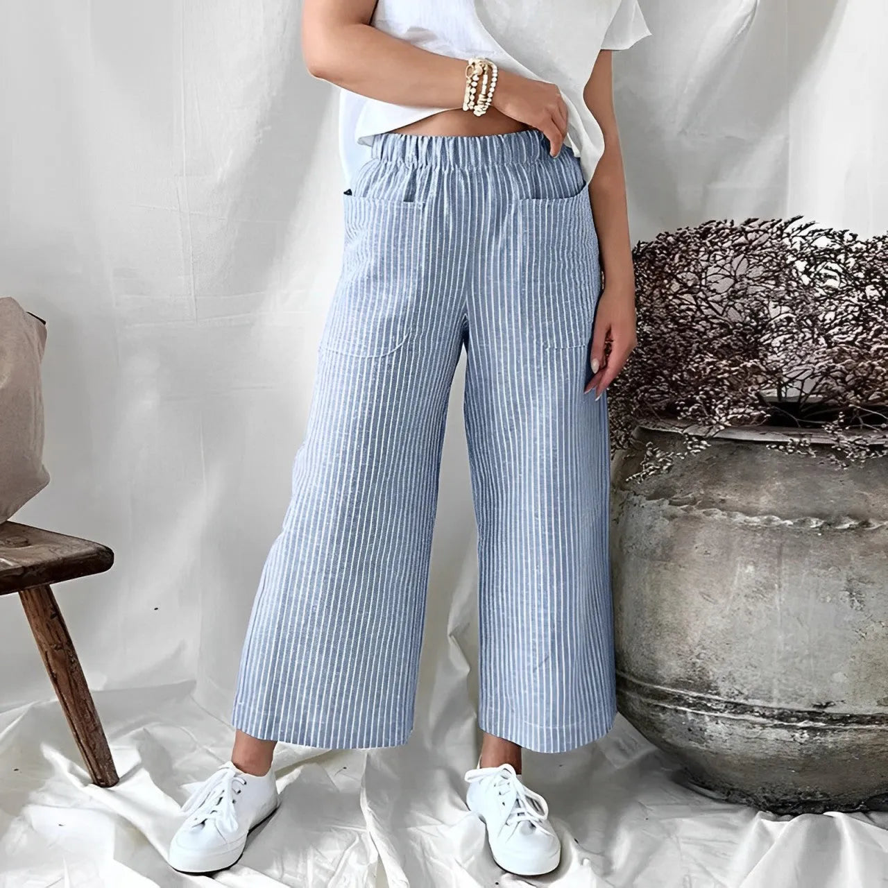Damenhose mit blauen Streifen, locker geschnitten, elastischer Bund. Perfekt für Sommermode, lässiger Stil, bequem und stilvoll.