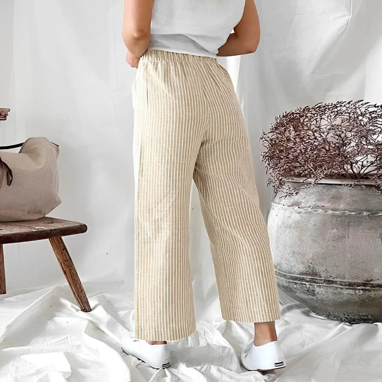 Damenhose mit beigem Streifenmuster, elastischem Bund und weitem Bein. Perfekt für lässige Outfits. Hochwertige Baumwolle, bequem und stilvoll.