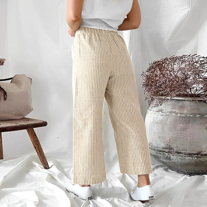 Damenhose mit beigem Streifenmuster, elastischem Bund und weitem Bein. Perfekt für lässige Outfits. Hochwertige Baumwolle, bequem und stilvoll.