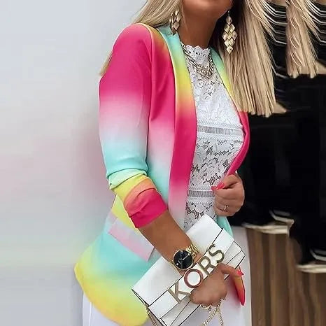 Farbintensiver Damenblazer in Pink, Gelb und Blau, kombiniert mit weißer Spitzenbluse. Perfekt für modische Outfits und trendige Looks.
