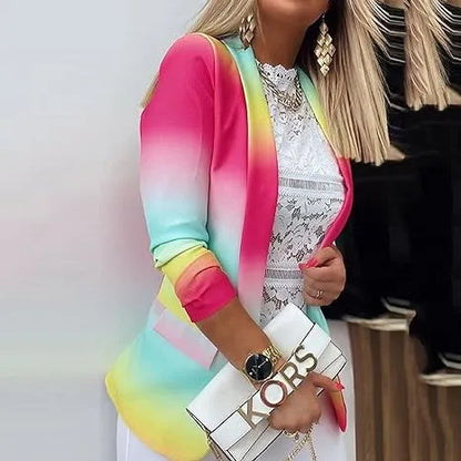 Farbintensiver Damenblazer in Pink, Gelb und Blau, kombiniert mit weißer Spitzenbluse. Perfekt für modische Outfits und trendige Looks.