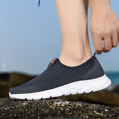 Schwarzer Sneaker mit weißer Sohle, atmungsaktives Mesh-Design, ideal für Sport und Freizeit. Bequeme, leichte Schuhe für Herren.