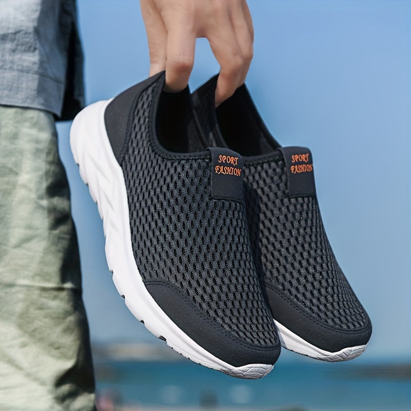 Schwarze, atmungsaktive Sportschuhe mit weißer Sohle, ideal für Herren. Perfekt für Freizeit und Sport. Leicht, bequem und modisch.