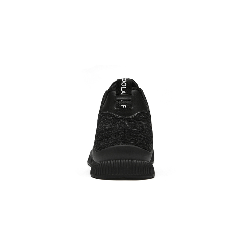 Schwarzer Sneaker aus Strickmaterial, Rückansicht, sportlich, modern, bequem, Herrenmode.