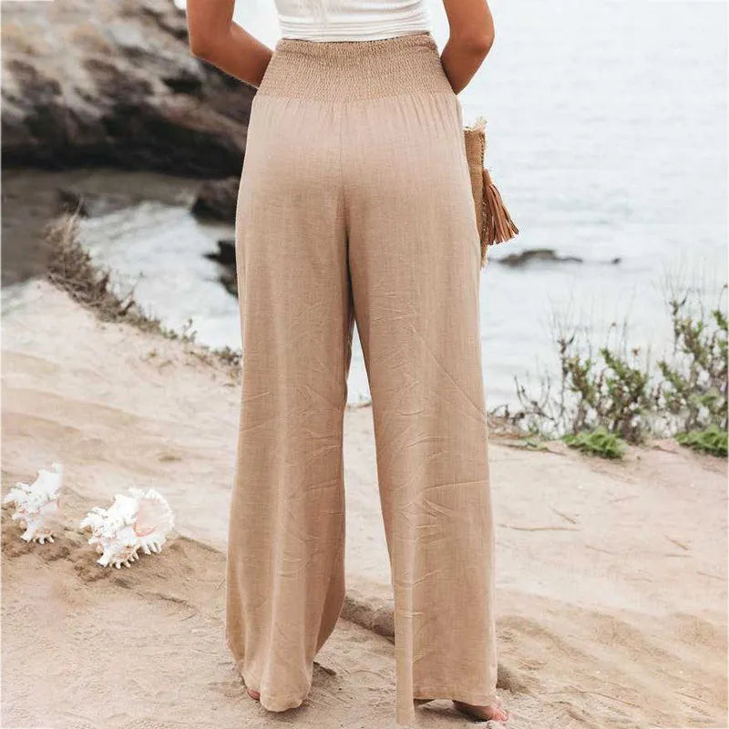 Damen Leinenhose in Beige, locker geschnitten, ideal für Sommermode am Strand. Komfortabel, stilvoll, vielseitig kombinierbar.