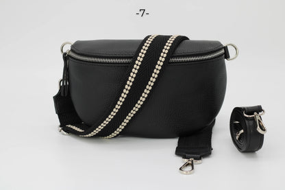 Schwarze Leder-Bauchtasche mit verstellbarem, gestreiftem Schultergurt und silbernem Reißverschluss. Modisches Accessoire für Damen und Herren.