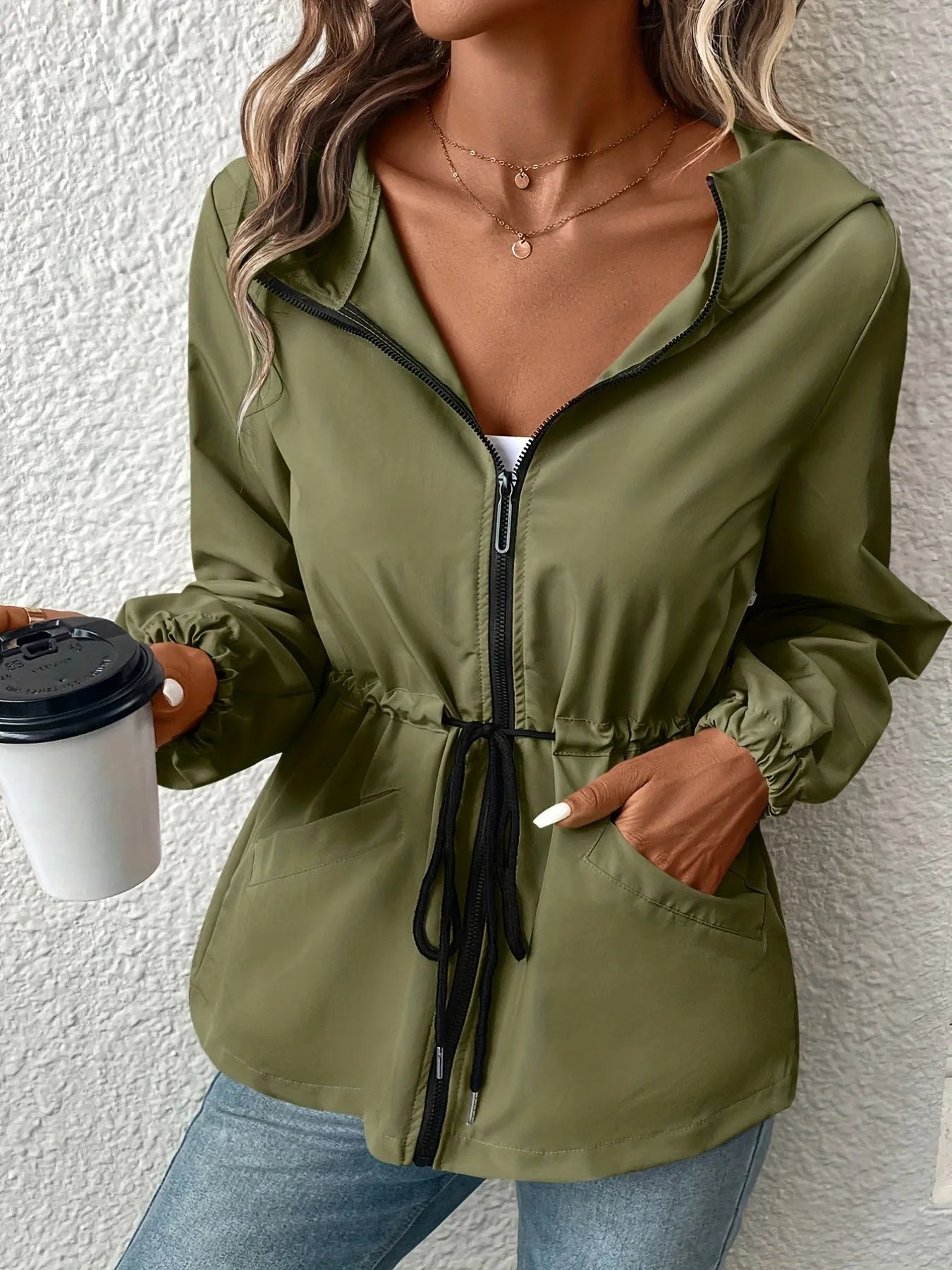 Damenjacke in Olivgrün mit Reißverschluss, Kapuze und Kordelzug. Perfekt für den Herbst. Modetrend, lässig, stilvoll, bequem.