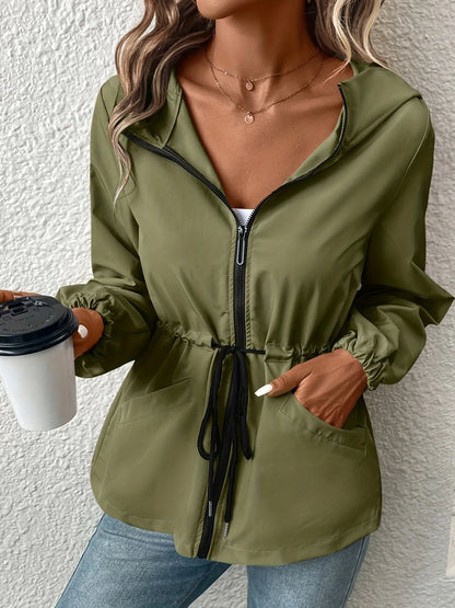 Damenjacke in Olivgrün mit Reißverschluss, Kapuze und Kordelzug. Perfekt für den Herbst. Modetrend, lässig, stilvoll, bequem.