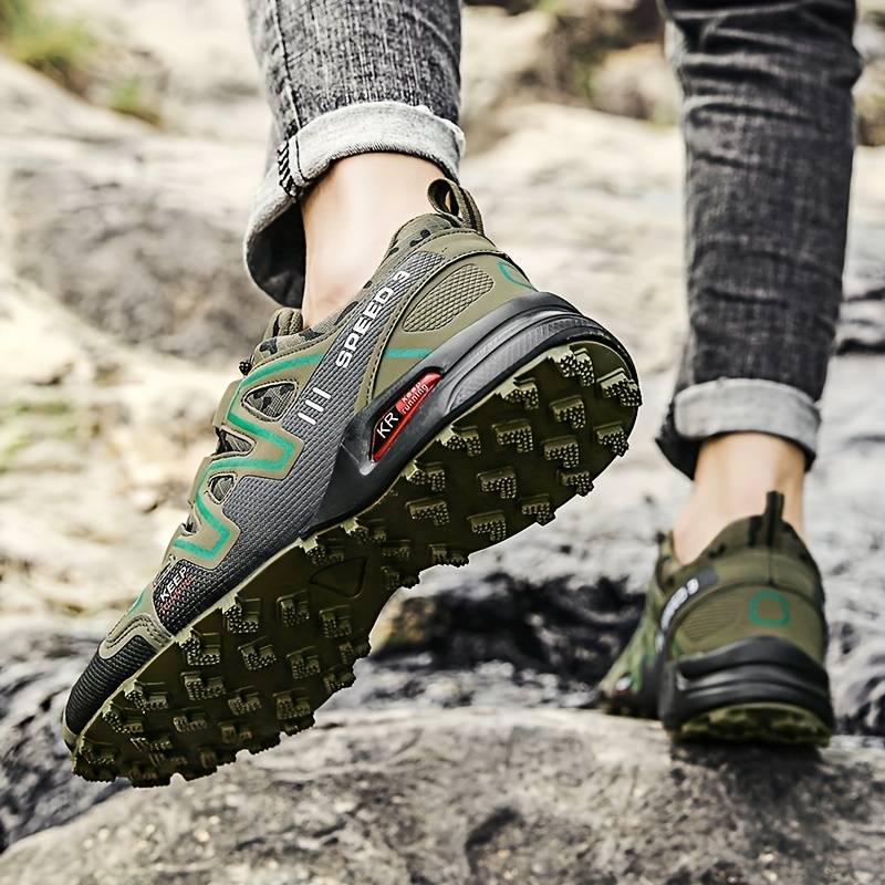 Grüne Outdoor-Trekkingschuhe, rutschfeste Sohle, robustes Design, ideal für Wandern und Abenteuer.