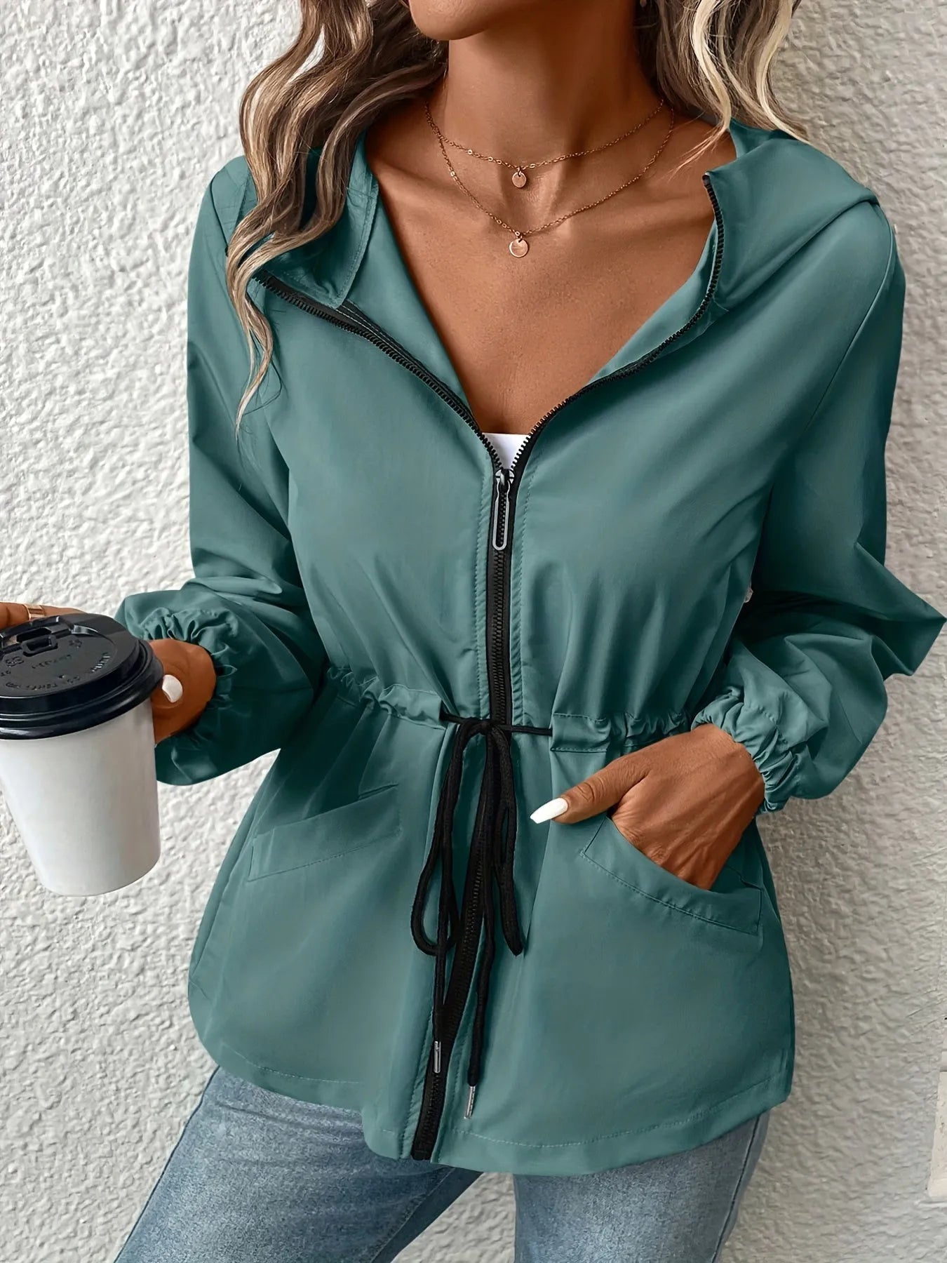 Damenjacke mit Kapuze in Grün, Reißverschluss, Kordelzug, Taschen. Perfekt für Freizeitmode. Trendige Übergangsjacke für Damen.