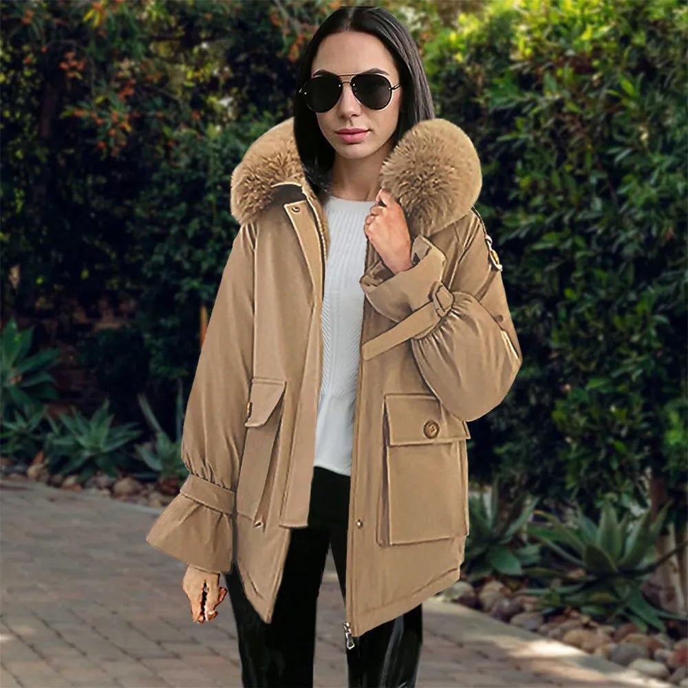 Damen Winterjacke mit Kapuze und Fellkragen, beige. Modische, warme Parka für kalte Tage. Ideal für Outdoor-Aktivitäten und Freizeit.
