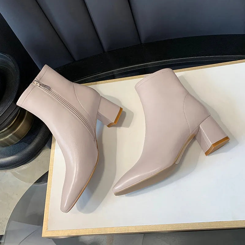 Damen Stiefeletten in Beige, elegantes Design, Blockabsatz, Reißverschluss, modische Herbst- und Winterstiefel, bequem und stilvoll.