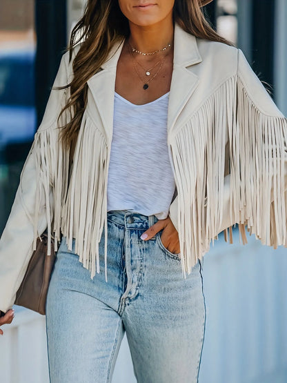 Damen Fransenjacke in Beige, kombiniert mit weißem T-Shirt und Jeans. Modetrend, Westernstil, lässig, stilvoll, Streetwear, Fransenjacke.
