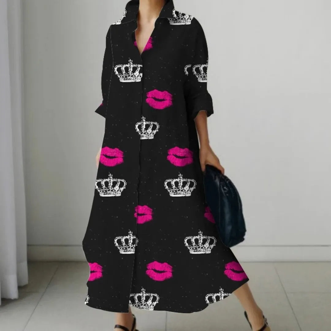 Schwarzes Maxikleid mit pinken Lippen- und weißen Kronenmotiven, elegantes Design, ideal für modische Anlässe. Damenmode, trendiges Kleid.