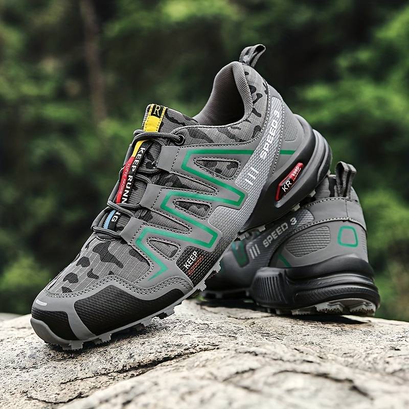 Grauer Outdoor-Laufschuh mit grünen Akzenten, rutschfeste Sohle, atmungsaktiv, Herren-Sportschuh.