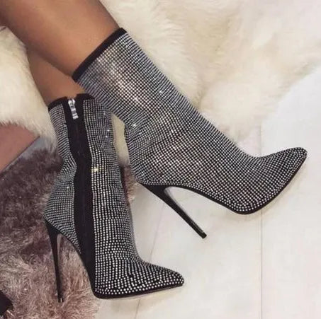Damen Stiefeletten mit Strass, spitzer Absatz, elegantes Design, ideal für Partys. Glitzernde High Heels, modische Schuhe, glamouröser Look.