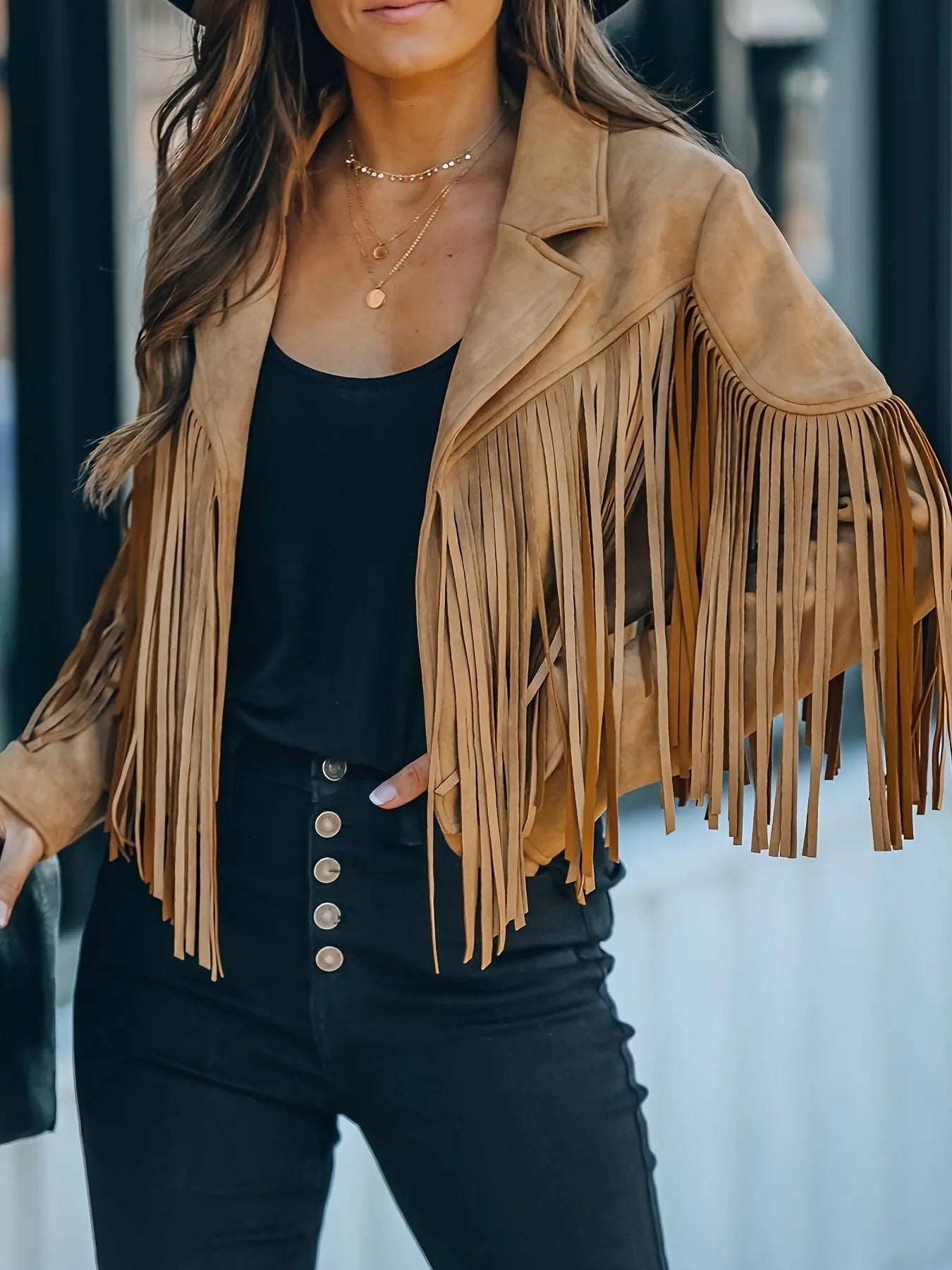 Damen-Wildlederjacke mit Fransen, modisch und zeitlos. Perfekt für Herbst-Outfits. Hochwertige Materialien, ideal für Western- und Boho-Looks.