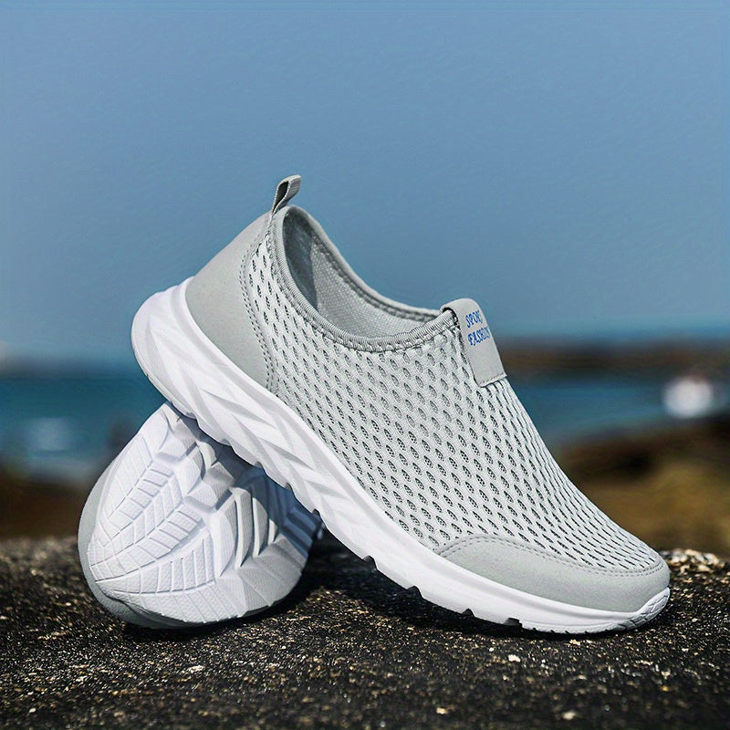 Leichte graue Sportschuhe mit atmungsaktivem Mesh-Obermaterial und rutschfester Sohle, ideal für Laufen und Fitness. Perfekte Sneaker für Herren.