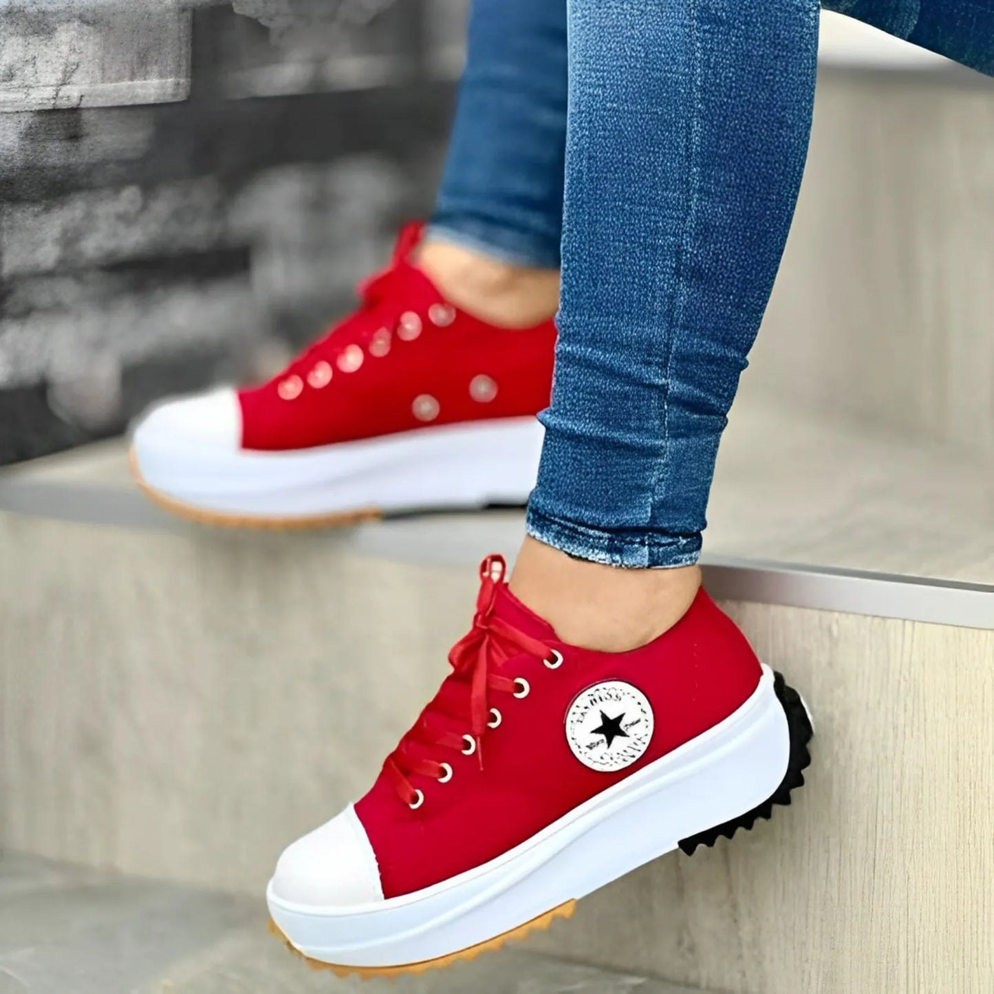 Rote Sneaker mit Plateau-Sohle, ideal für Damenmode. Bequeme Freizeitschuhe, perfekt kombinierbar mit Jeans. Trendige, sportliche Schuhe.