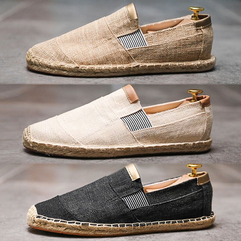 Drei Espadrilles aus Leinen in Beige, Weiß und Schwarz mit Juteboden und Streifenmuster.