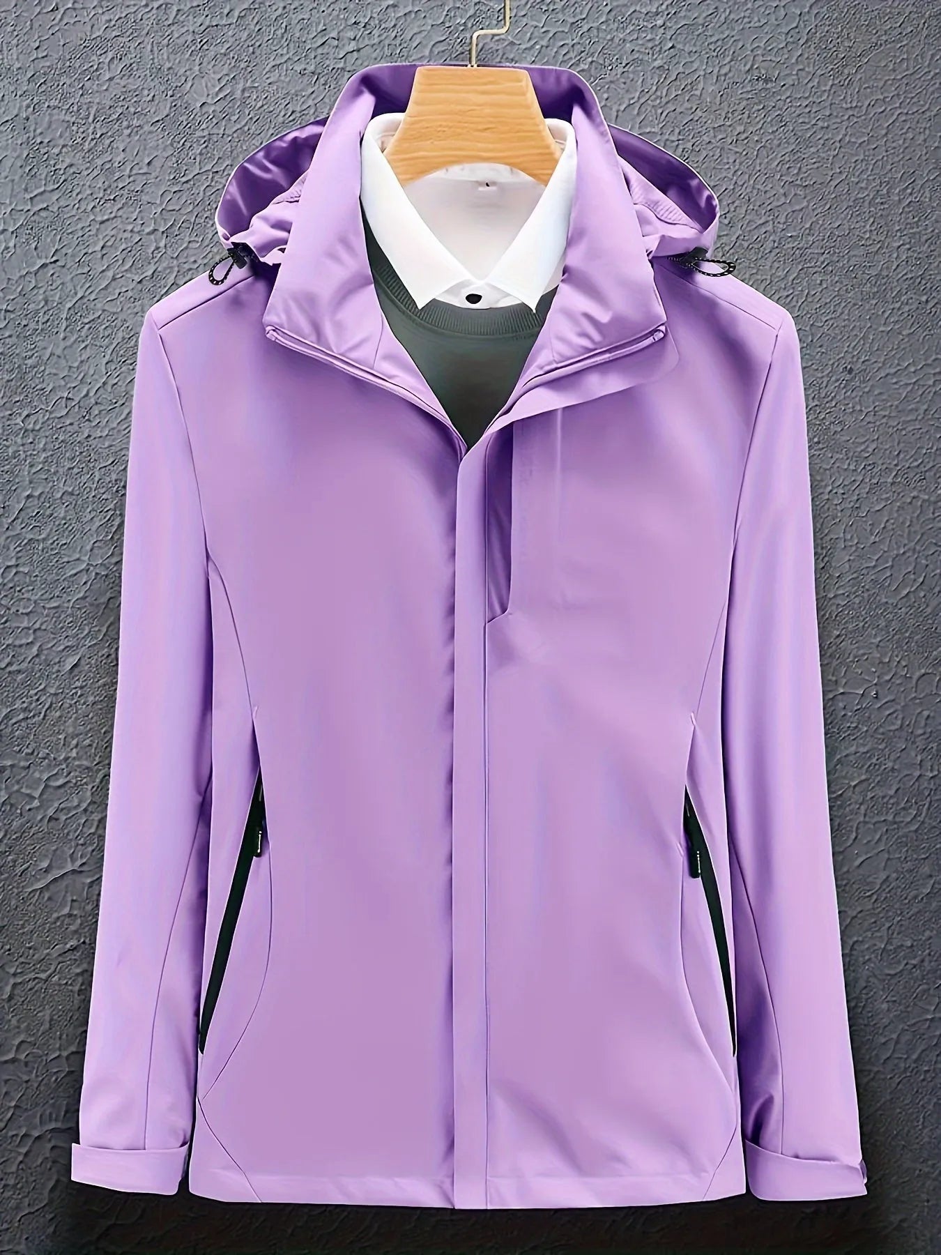 Lila Damenjacke mit Kapuze, wasserdicht, winddicht, ideal für Outdoor-Aktivitäten. Modisches Design, funktional und vielseitig einsetzbar.