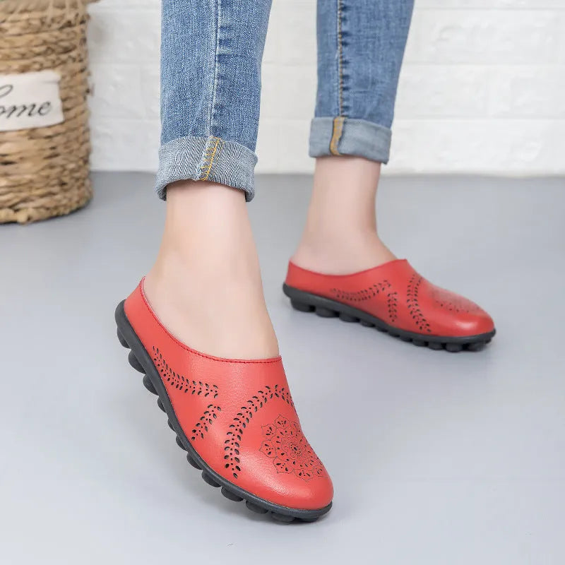 Rote Damen-Lederslipper mit schwarzer Sohle, perforiertem Design und bequemer Passform. Ideal für Freizeit und Alltag. Modische Sommerschuhe.
