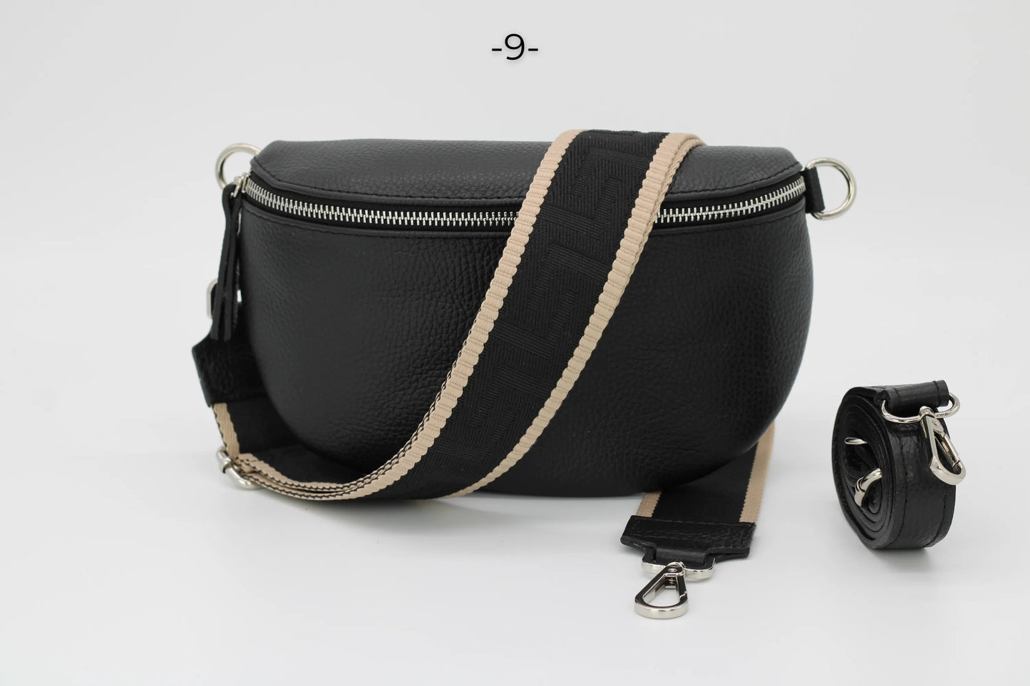 Schwarze Leder-Gürteltasche mit verstellbarem Riemen, Reißverschluss und modernem Design. Perfekt für stilvolle, praktische Aufbewahrung.
