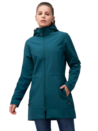 Damen-Softshelljacke in Petrol, wasserabweisend, atmungsaktiv, mit Kapuze und Reißverschlusstaschen. Perfekt für Outdoor-Aktivitäten.