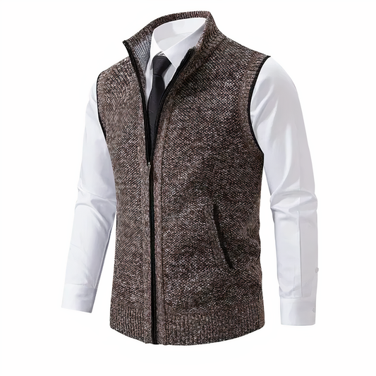 Elegante Herrenweste in Braun, gestrickt, mit Reißverschluss. Perfekt für Business- und Freizeitoutfits. Stilvoll und vielseitig kombinierbar.