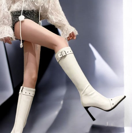 Damen Stiefel, kniehoch, weiß, spitz, mit Nieten und dünnem Absatz. Modische Herbst-Winter Schuhe, ideal für trendbewusste Frauen.