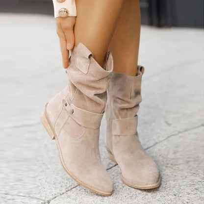 Beige Wildlederstiefel für Damen, knöchelhoch, mit modischem Riemen-Design. Perfekt für Herbstmode und lässige Outfits. Hochwertige Verarbeitung.