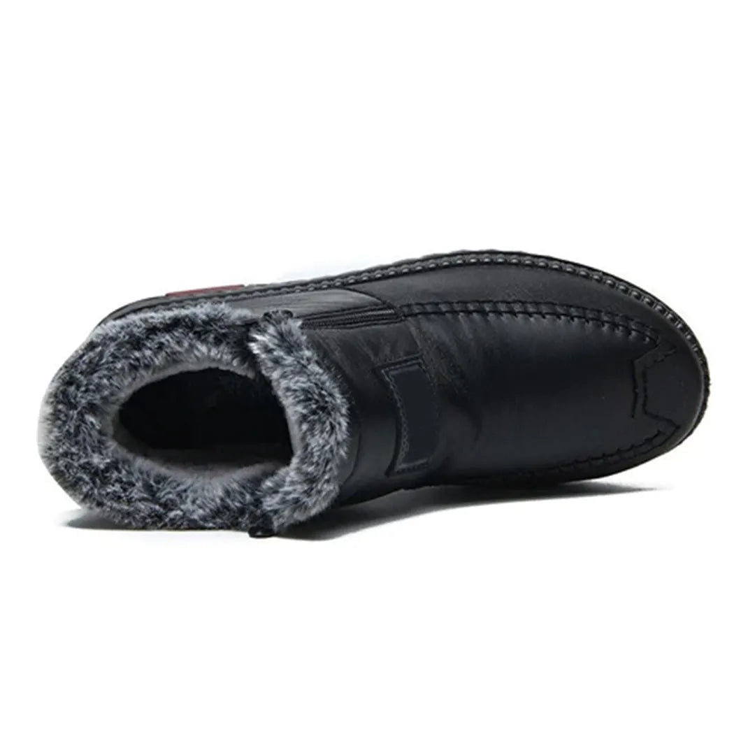 Schwarzer Winterstiefel mit Kunstfellfutter, rutschfester Sohle und robustem Design. Perfekt für kalte Tage. Hochwertige Materialien.