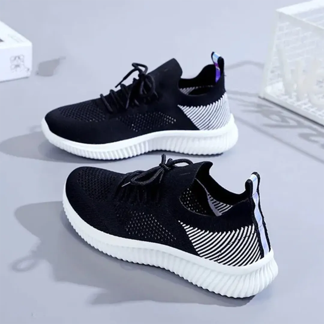 Schwarze Sneaker mit weißer Sohle, atmungsaktivem Strickmaterial und modernem Design. Perfekt für Sport und Freizeit. Trendige Herrenschuhe.