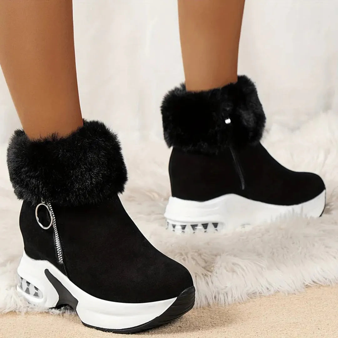 Schwarze Damenstiefel mit Kunstfell, Plateau-Sohle und Reißverschluss. Modische Winterstiefel, bequem und stilvoll für kalte Tage.