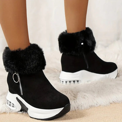 Schwarze Damenstiefel mit Kunstfell, Plateau-Sohle und Reißverschluss. Modische Winterstiefel, bequem und stilvoll für kalte Tage.