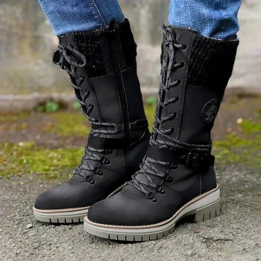 Schwarze Damenstiefel mit Schnürung, robustem Profil und seitlichem Reißverschluss. Perfekt für Herbstmode und Outdoor-Aktivitäten.
