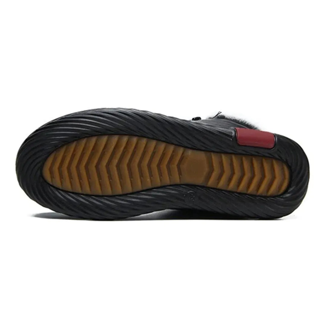 Schwarze Schuhsohle mit rutschfestem Profil und rotem Akzent. Ideal für Winterstiefel. Hochwertige Materialien, langlebig und stilvoll.