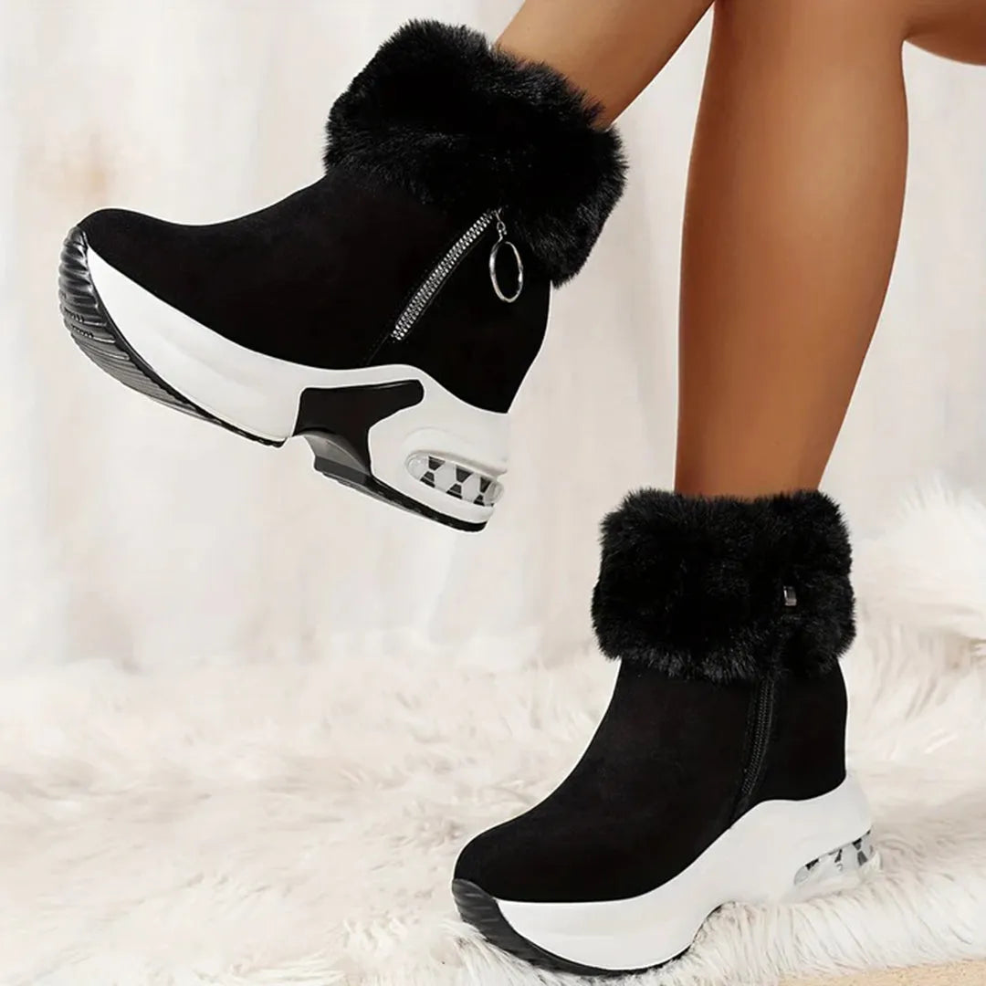 Schwarze Damenstiefeletten mit Fellbesatz, Plateau-Sohle und Reißverschluss. Modische Winterstiefel, ideal für kalte Tage.