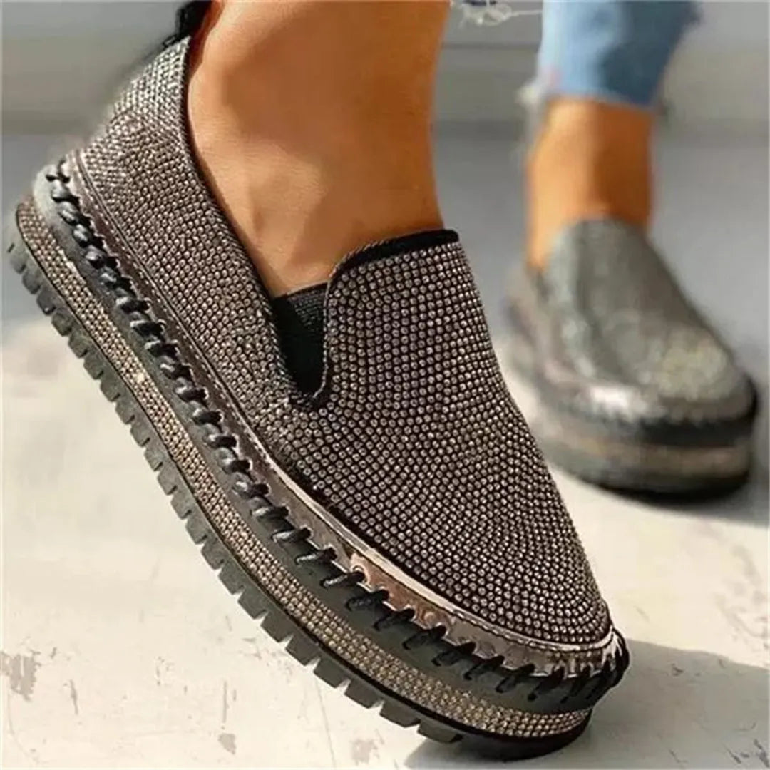 Damen-Slipper mit Strasssteinen, schwarze Plateausohle, modische Freizeitschuhe, glitzernde Slip-Ons, ideal für trendige Outfits.